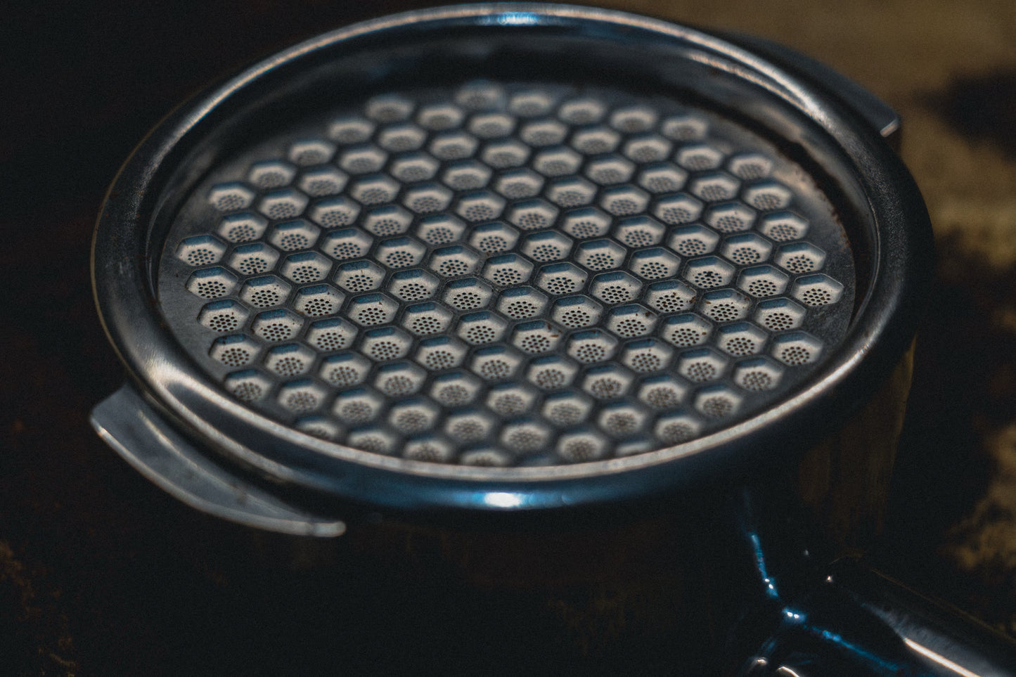 Metallic honeycomb puck screen