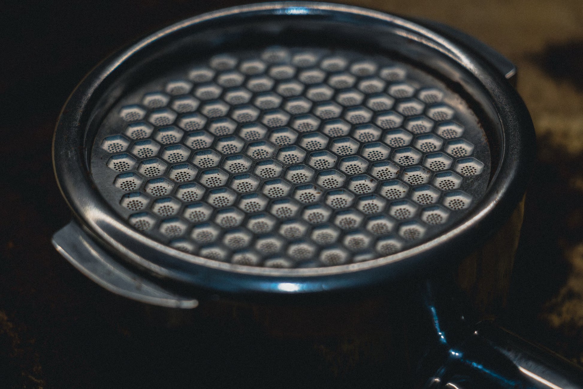 Metallic honeycomb puck screen