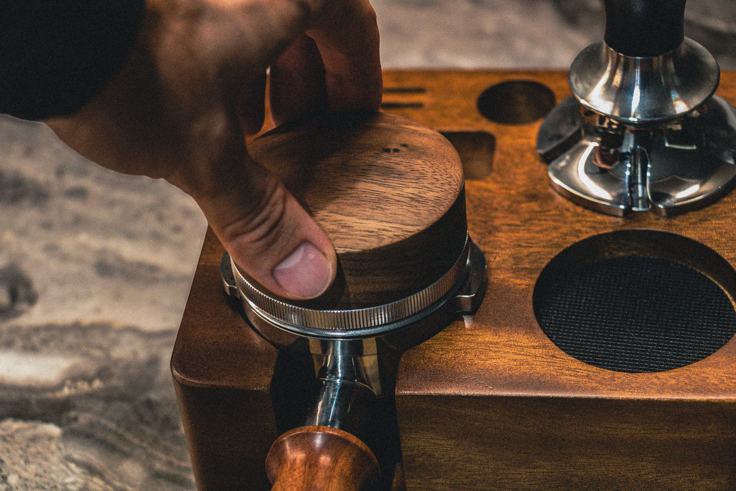 Wooden tamping station with a distributor in use